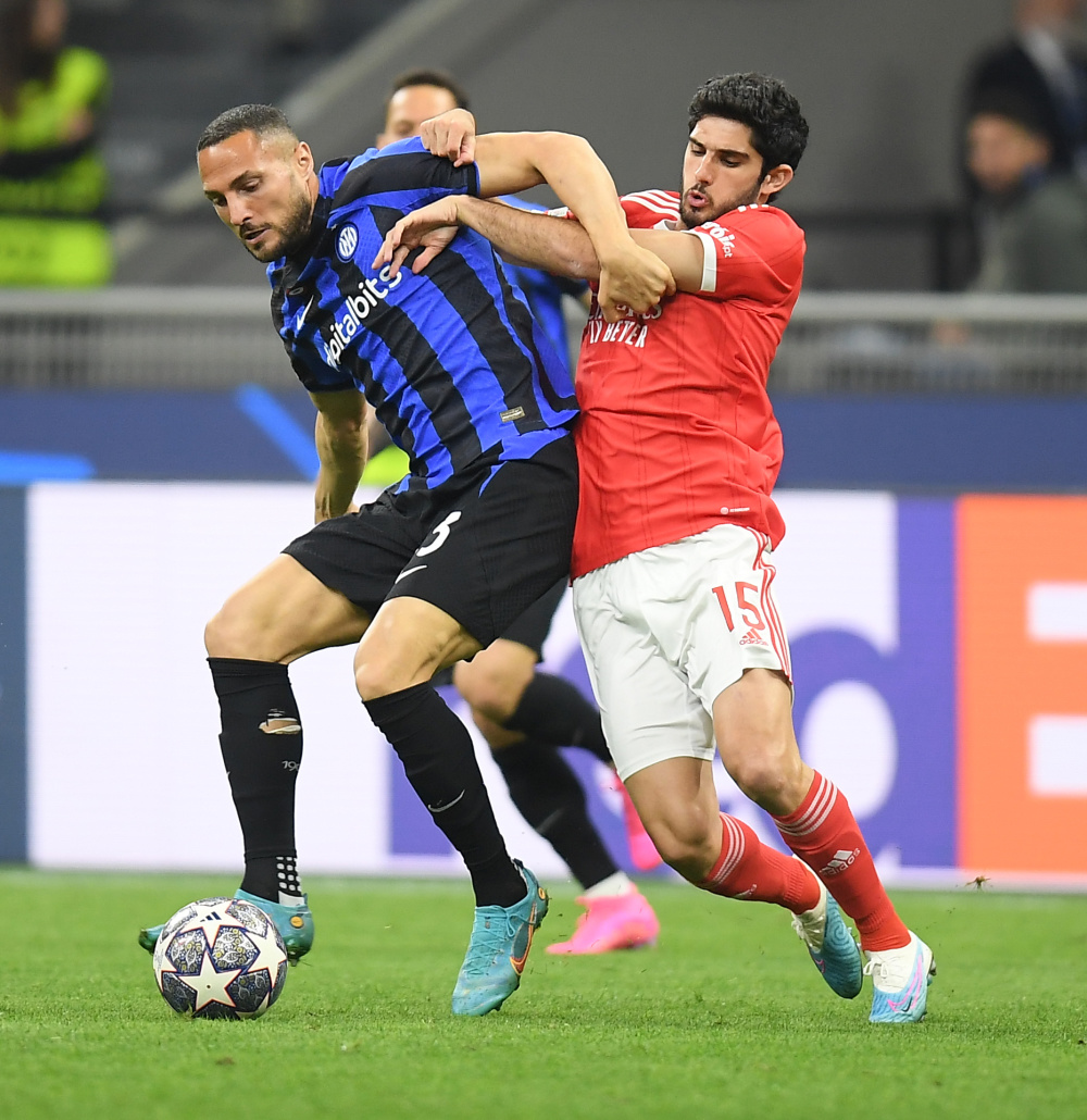 热议国安输球：下半场人员配置有问题；下赛季亚冠前景不乐观（国安失利掀热议：下半场用人遭质疑，来季亚冠前景堪忧）