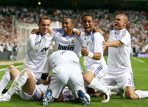 中场核心连续突破防守制造机会