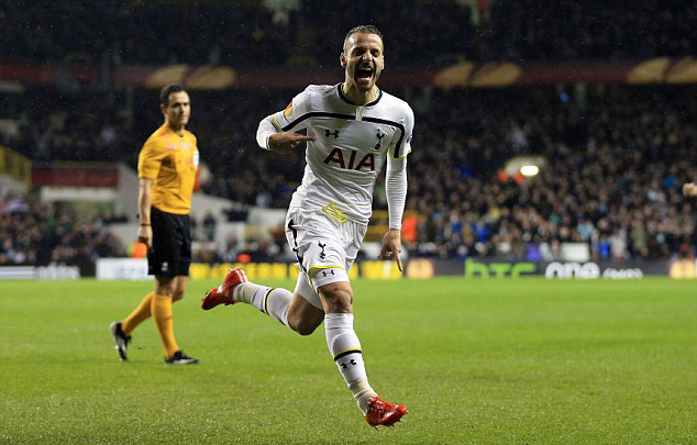 拉齐奥主场对阵博洛尼亚，预计小比分0-1或1-1，拉齐奥防守出色；曼城客场3-0胜桑德兰，英超形势激烈。