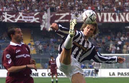 埃泽：丁丁是高水平足球思想家，这类球员是我自幼仰望的榜样（埃泽盛赞丁丁拥有顶级足球思维：这类球员自幼便是我的楷模）