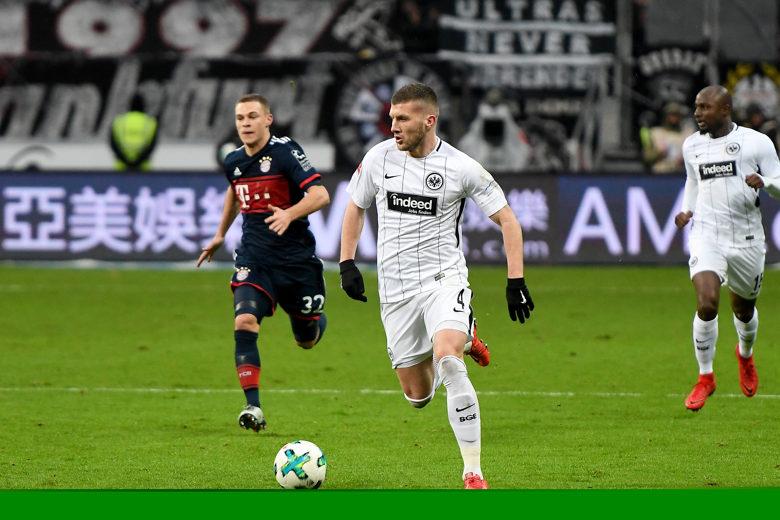 篮球湖人球迷热情支持球队