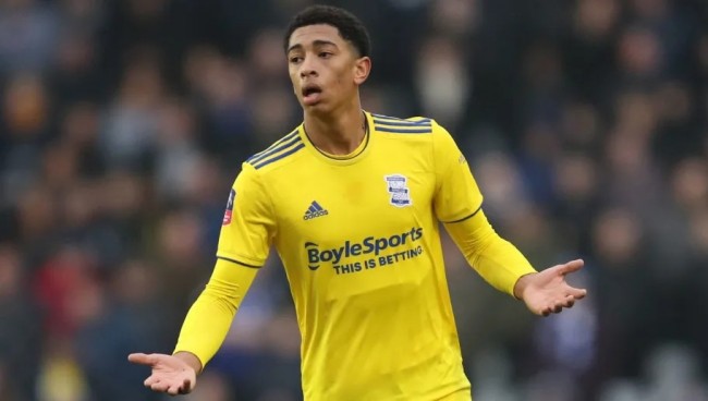 詹姆斯篮板抢断关键时刻锁定胜局