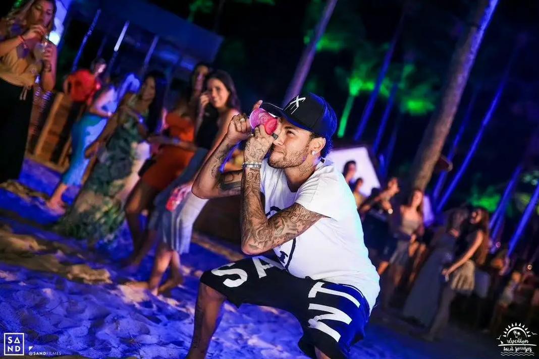 阿斯：皇马忧虑球队体能表现，1月西超杯成绩影响阿隆索帅位（《阿斯》：皇马担忧球队体能，1月西超杯战绩或影响阿隆索帅位）