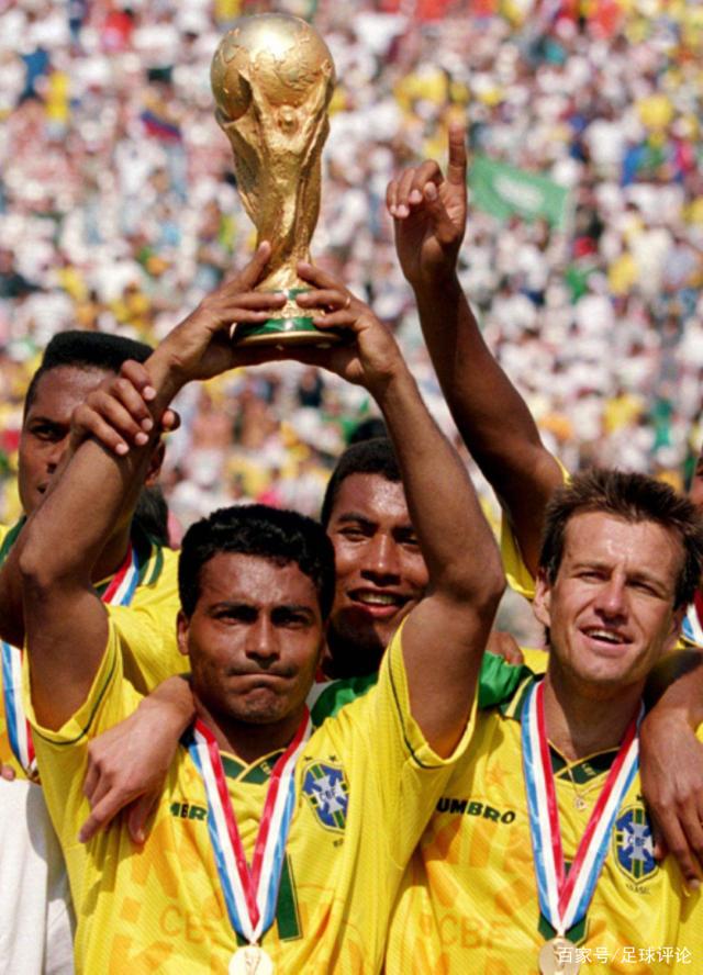 U22国足力克韩国U22，球迷在球员谢场时高喊“雄起”