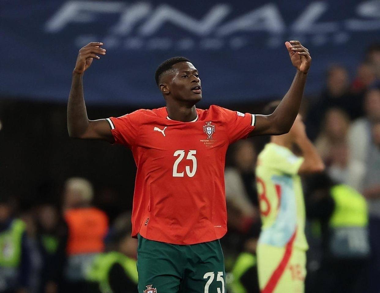 意甲战报：卡巴尔一锤定音，尤文图斯1-0十人博洛尼亚（意甲：卡巴尔打入制胜球，尤文图斯1-0击败十人博洛尼亚）