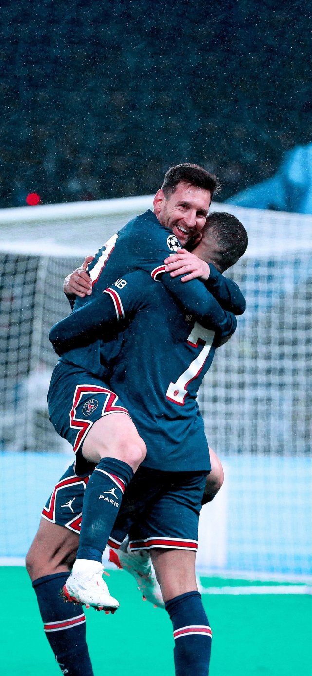 记者：申花今天下午飞赴天津，于汉超、戴伟浚等人随队出征（记者：申花今日下午飞往天津，于汉超、戴伟浚等随队出发）