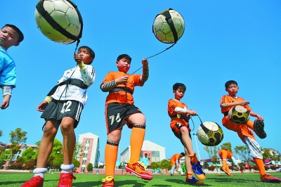 广州小学生观战轮椅篮球赛为运动员加油