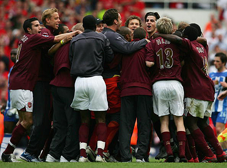 网红“小溥仪”现场观战北京国安比赛，与张稀哲合影留念