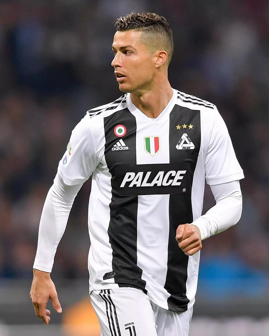 中国国乒在2025成都混合团体世界杯中以6连胜结束第二轮，孙颖莎在梁靖崑失利后积极复盘，展现团队凝聚力与个人关怀。