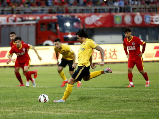 莫雷托：巴萨、马竞、尤文图斯都希望免签伯恩茅斯中卫塞内西（莫雷托称：巴萨、马竞、尤文均有意以自由身签下伯恩茅斯中卫塞内西）