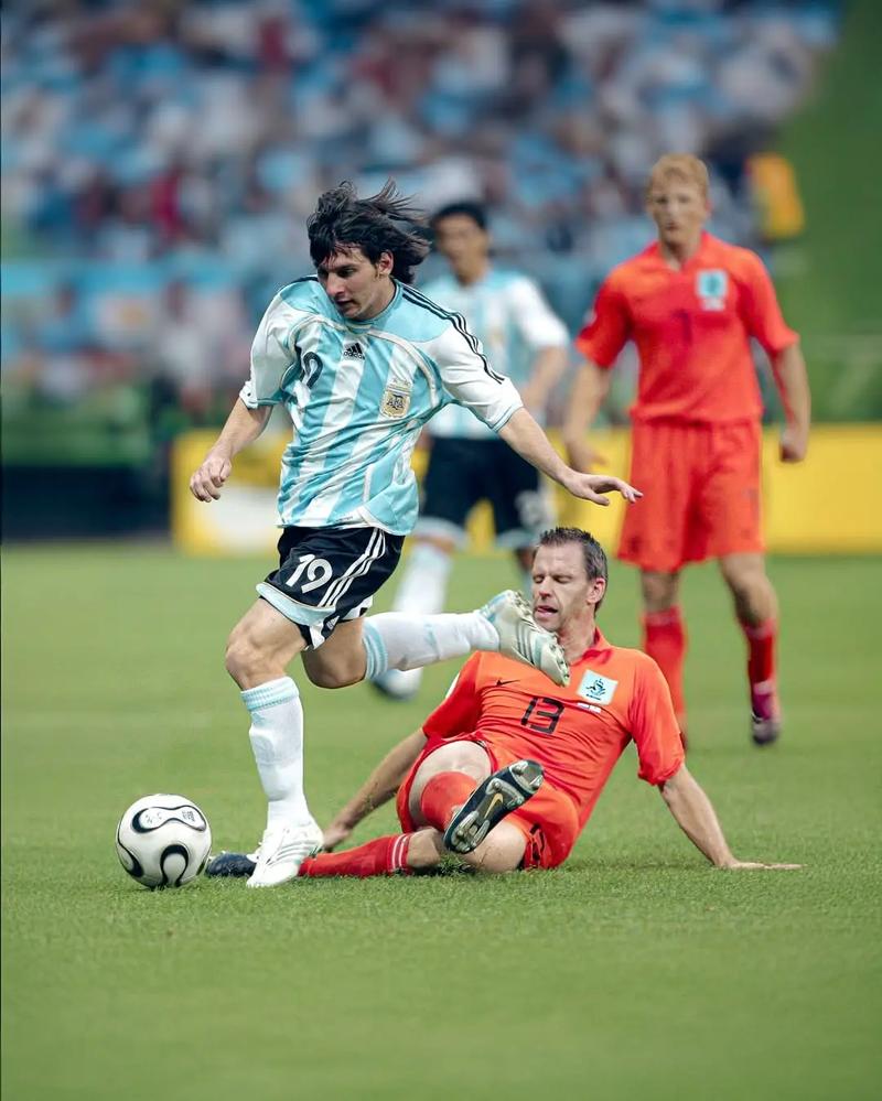 安德森本赛季欧联已送出11次关键传球，为欧联球员中最多（安德森本季欧联关键传球11次，高居榜首）