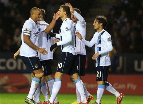 国际雪联单板和自由式U型场地世界杯，中国选手李方慧训练中